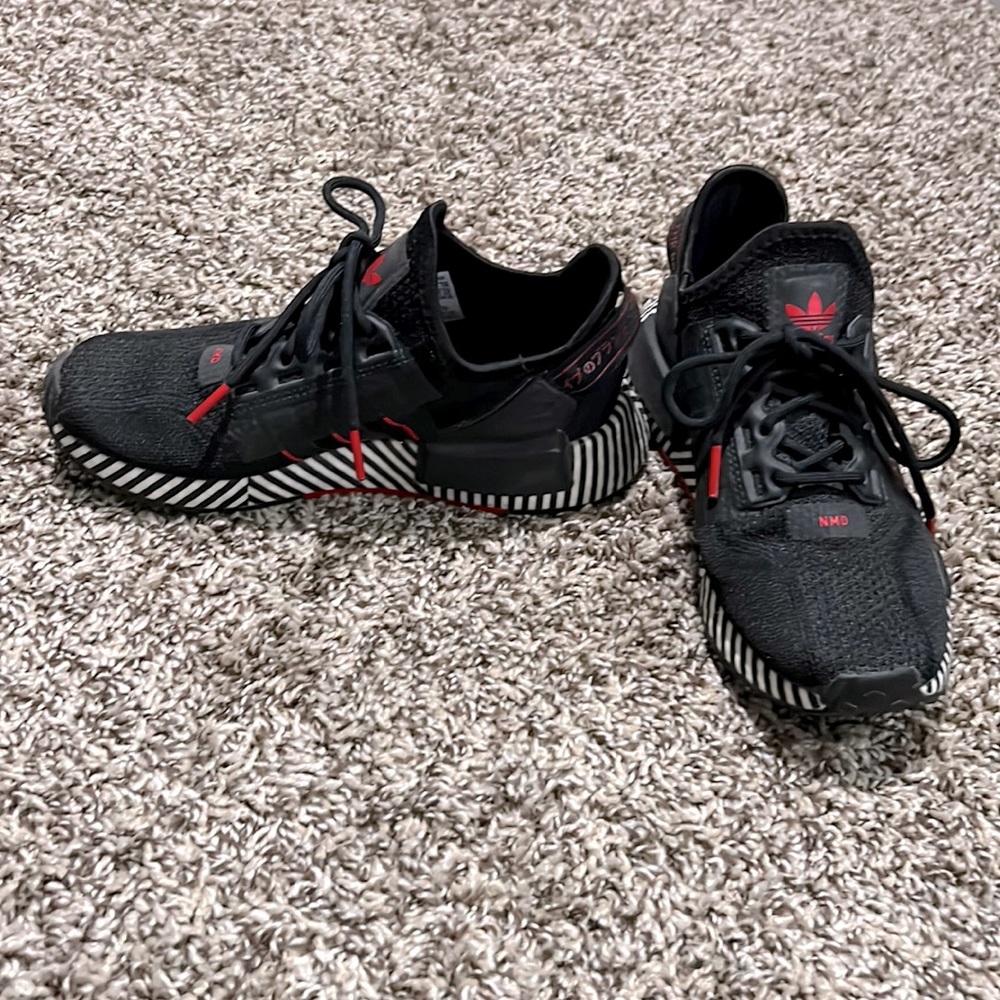 Adidas NMD Ri.V2 Boys Size 4 Womens 5.5 Black Red Running Sneaker Shoes FY2107 - Picture 1 of 2